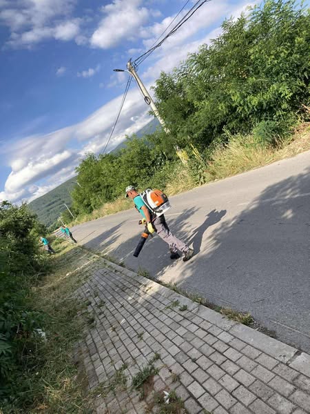 🌿 Lirimi i trotuareve nga barishtet – për siguri dhe qarkullim të lehtë!