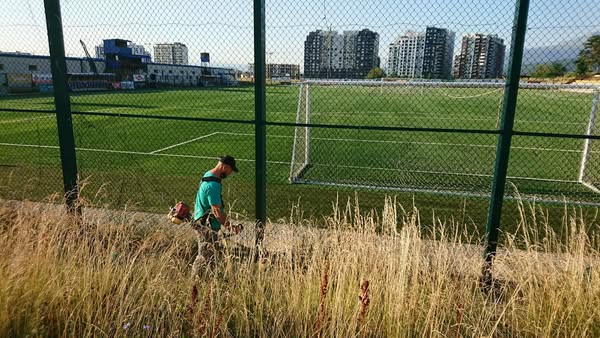 ⚽ Mirëmbajtje dhe kositje e barit në Stadiumin e Qytetit – Ferizaj ⚽🌱