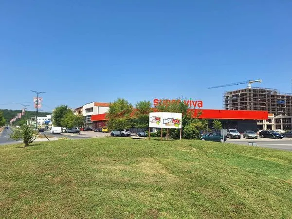 Mirëmbajtja e hapësirës së gjelbërt, kositja e barit tek rrethrrotullimi afër (Hib), në rrugën  "Brahim Ademi".