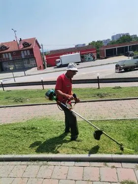 Mirëmbajtja e hapësirës së gjelbërt, kositja dhe pastrimi i barit tek "Varrezat e Dëshmorëve" në rrugën "Brahim Ademi". 🍀