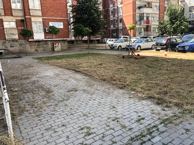Përfundimi i pastrimit nga mbeturinat dhe kositjes së barit nga punëtorët e pa lodhur të hapësirave të gjelbërta, punët e kryera në oborrin e banesave kolektive në rrugën "Remzi Hoxha".