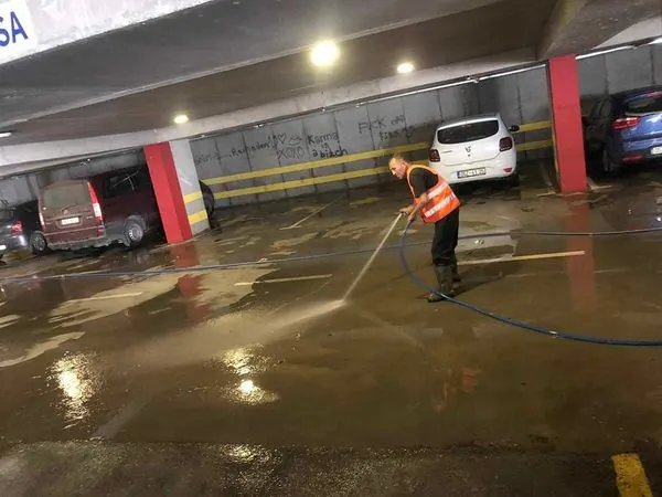 Pastrimi me ujë i parkingut nëntoksor të qytetit.