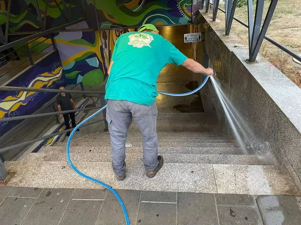 Sot në orët☀️e hershme të mëngjesit punonjësit 👷🏻‍♂️e NPL "Ambienti", kanë marrur aksion për pastrimin dhe larjen rrënjësore të nënkalimeve për këmbësor, tek nënkalimi kryesor në qytet.