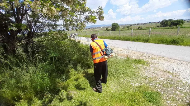 Kositja e barit,pastrimi i hapësirës tek Qendra e Mjekësisë Fmiljare në Lloshkobare.