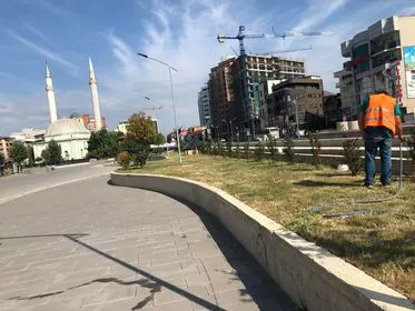 Ujitja e drunjëve dekorativ ,mirëmbajtja e hapësirave të gjelbërta tek mbikalimi në sheshin "Ramadan Rexhepi". 🍀🌳💦