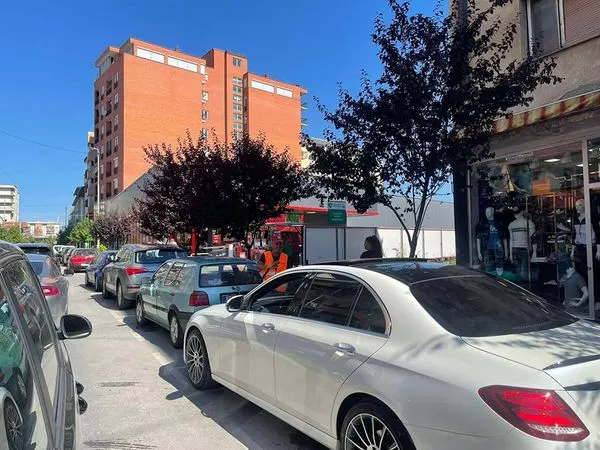 Një ditë e zakonshme e inkasimit nga parkingjet 🚘🚙 në Rr. "Dëshmorët e Kombit".