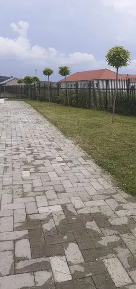Mirëmbajtja e hapësirës së gjelbërt ,kositja dhe pastrimi i barit tek "Qendra e Mjekësisë Familjare "në fshatin Softaj. 🍀