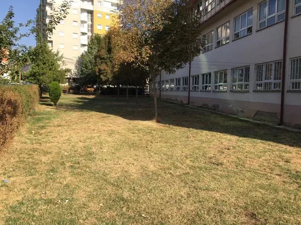 🎒📚 Përfunduar me sukses mirëmbajtja dhe kositja e barit në shkollën "Ahmet Hoxha"!