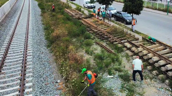 Momente nga angazhimi i kolegëve të Hapësirave të Gjelbërta të NPL "Ambienti" Ferizaj, të cilët për dy ditë me radhë ishin në aksion për pastrimin e pjesës së hekurudhës 🛤🚧.