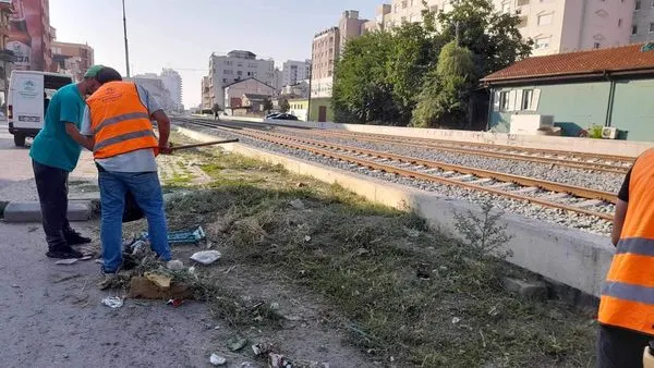 Kositja e barishteve të ndryshme, largimi i mbeturinave dhe pastrimi i trotuarit të ecjes për këmbësor në Rr. "Ahmet Kaçiku", në fillim nga dalja e nënkalimit të veturave deri tek Stacioni i Autobusëve.