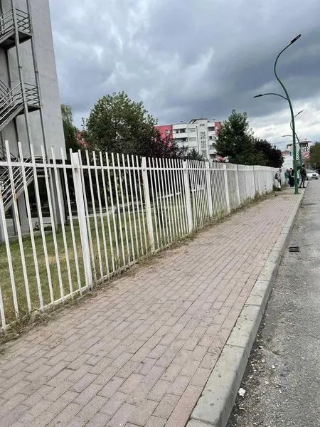 Kositja e barishteve të ndryshme, largimi i mbeturinave dhe pastrimi i trotuarit të ecjes për këmbësor 🚶👨‍🦯përskaj Stacionit Policor të Ferizajt dhe krasitja e drunjëve përpara Shkollës Gjimnazi "Dr.Shaban Hashani".
