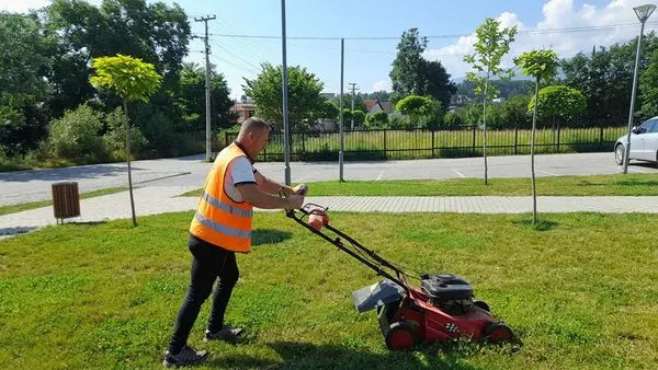 Kositja e barit dhe pastrimi në oborrin tek "Zyra e Gjendjes Civile" në fsh. Gaqkë.