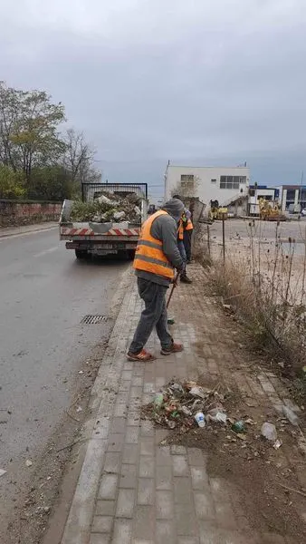 🦺Punonjësit e NPL "Ambienti" kanë marr aksion për lirimin e trotuarit nga barishtet dhe mbetjeve tjera në Rrugën "Sali Ceku".