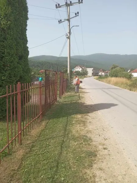 🧤Sot gjatë punës në teren kanë bërë pastrimin dhe kositjen e barit🌱 tek Lapidarët dhe pllaka përkutimore e Dëshmorëve, Parku, Rrethrrotullimi, si dhe 🏥Qendra e Mjekësisë Familjare në fshatin Pleshinë.