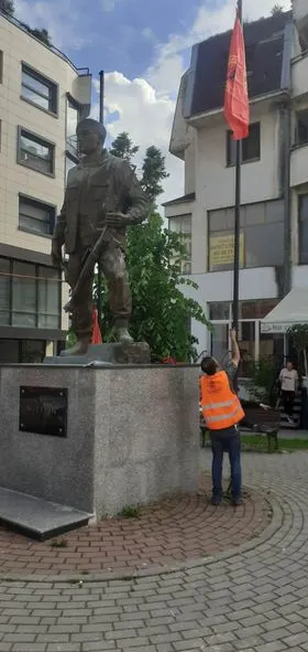 Pastrimi dhe vendosja e flamujve të rinjë te Lapidari "Sadik M. Bega". 🇦🇱