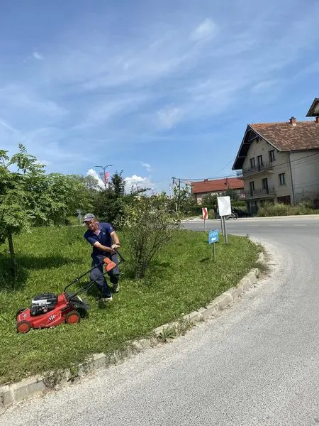 Mirëmbajtja e hapësirës së gjelbërt,kositja e barit te rrethrrotullimi afër (FSK)në rrugën  "Brahim Ademi". 🍀