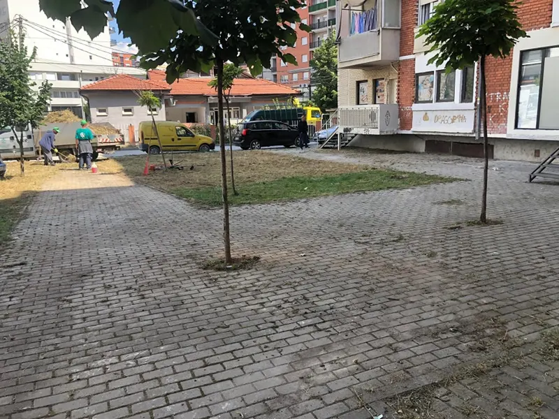 Përfundimi i pastrimit nga mbeturinat dhe kositjes së barit nga punëtorët e pa lodhur të hapësirave të gjelbërta, punët e kryera në oborrin e banesave kolektive në rrugën "Remzi Hoxha".