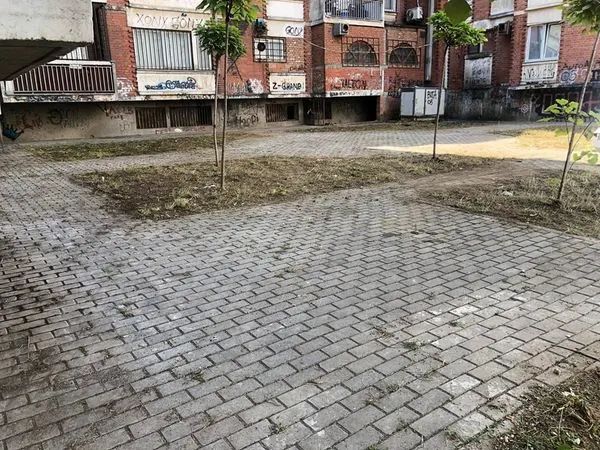 Përfundimi i pastrimit nga mbeturinat dhe kositjes së barit nga punëtorët e pa lodhur të hapësirave të gjelbërta, punët e kryera në oborrin e banesave kolektive në rrugën "Remzi Hoxha".