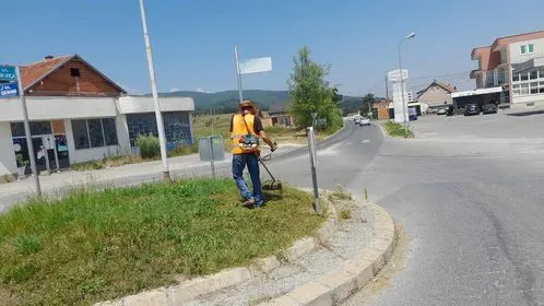 Kositja dhe pastrimi i barit,mirëmbajtja e hapësirës së gjelbërt, tek rrethrrotullimi  në fshatin Gaqkë. 🍀