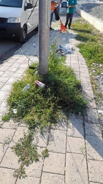 Kositja e barishteve të ndryshme, largimi i mbeturinave dhe pastrimi i trotuarit të ecjes për këmbësor në Rr. "Ahmet Kaçiku", në fillim nga dalja e nënkalimit të veturave deri tek Stacioni i Autobusëve.