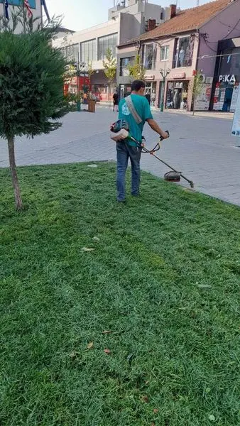 NPL "Ambienti" Ferizaj sot ka bërë mirëmbajtjen nëpër miniparqet në qytet, si në miniparkun përball Komunës së Ferizajt, miniparqet tek nëkalimi kryesor në qytet dhe miniparkut mbrapa Keds në qytet.