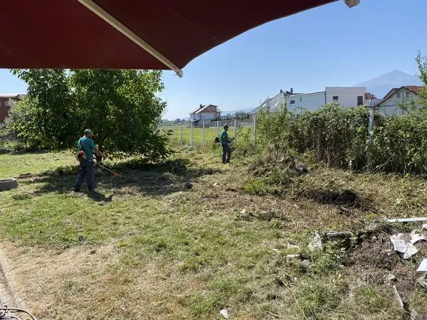 Ekipet e NPL "Ambienti", 👷🏻‍♂️🦺kanë bërë mirëmbajtjen e hapësirave gjelbruese♻️, kositjen e barit, 🍀rregullimin e drunjëve dekorativ 🌳 të Qendrës numër 4 të Mjekësisë Familjare në Ferizaj, oborri i së cilës tani ka një pamje mahnitëse.