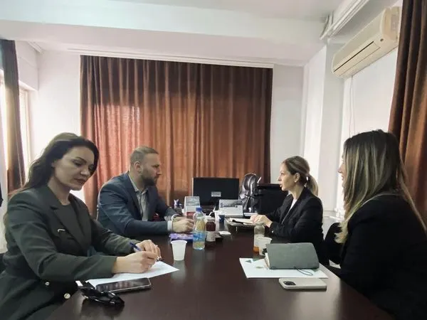 Drejtori i NPL "Ambienti" Sh.A Ferizaj, Arton Gavazi, mirëpriti në zyret e ndërmarrjes, Drejtoren e PAMKOS-sit znj. Merlina Beu/Muçaj.