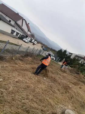 Pastrimi i hapësirave të gjelbërta tek Shkolla e Mesme e Ulët "Afrim Abazi"në lagjen Sherret ,Ferizaj.