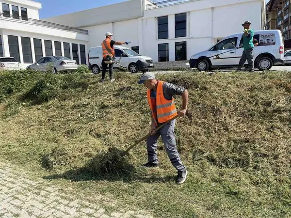 👷🏻‍♂️NPL “Ambienti” gjatë ditës së sotme ka vazhduar aksionin për rregullimin e hyrjeve alternative të dy shkollave të mesme në Ferizaj, duke krijuar qasje më të lehtë fizike të qytetarëve, përsonelit mësimor dhe nxënësve për, Gjimnazin "Kuvendi i Arbër