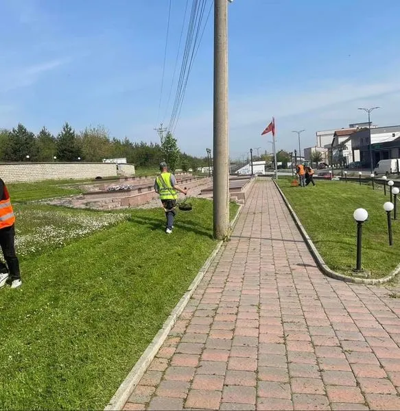Mirëmbajta ,kositja e barit dhe pastrimi i hapësirës së gjelbërt tek "Varrezat e Dëshmorëve". 🍀