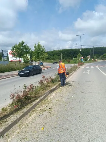 Përfundimi i pastrimit në vijës ndarëse të rrugës "Brahim Ademi". 🍀