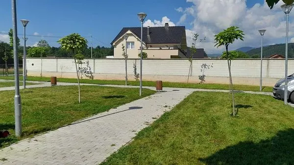 Kositja e barit dhe pastrimi në oborrin tek "Zyra e Gjendjes Civile" në fsh. Gaqkë.