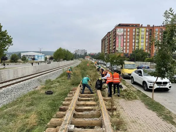Momente nga angazhimi i kolegëve të Hapësirave të Gjelbërta të NPL "Ambienti" Ferizaj, të cilët për dy ditë me radhë ishin në aksion për pastrimin e pjesës së hekurudhës 🛤🚧.