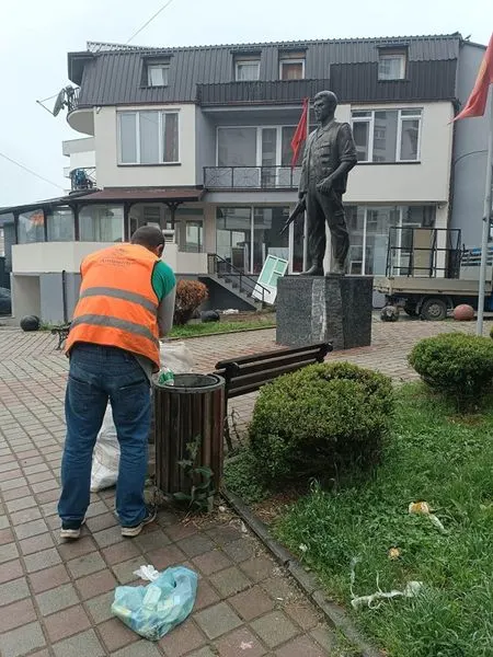 Mbledhja e mbeturinave dhe mirëmbajtja e hapësirës së gjelbërt tek Lapidari "Agim Matoshi ". E Diele  04/Qershorë 🍀