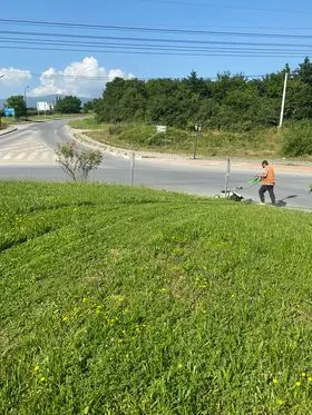 Mirëmbajtja e hapësirës së gjelbërt,kositja e barit te rrethrrotullimi afër (FSK)në rrugën  "Brahim Ademi". 🍀