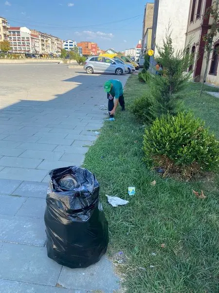 Mirëmbajtja e hapësirës së gjelbërt,pastrimi i mbeturinave tek mbikalimi në sheshin "Ramadan Rexhepi".