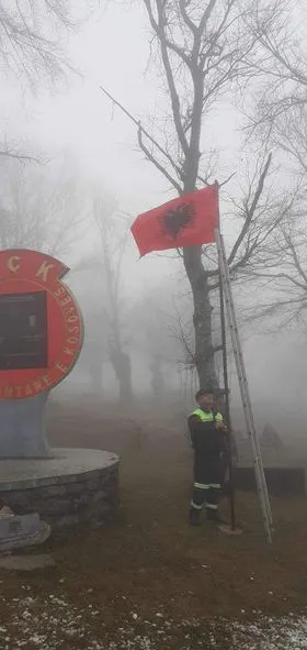 Lavdi jetës dhe veprës së Dëshmorëve të Kombit.