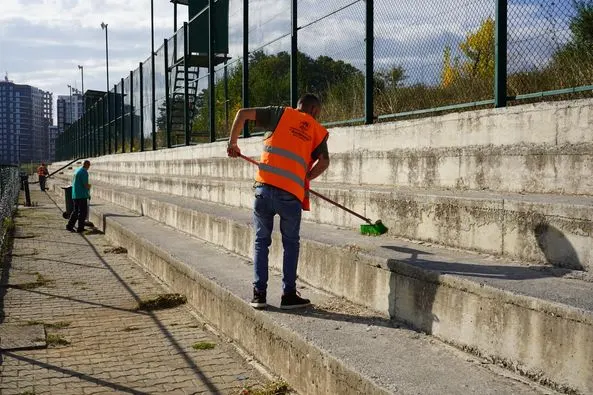 Pamje nga aksioni i mirëmbajtjes të hapësirës brenda në Stadiumit.