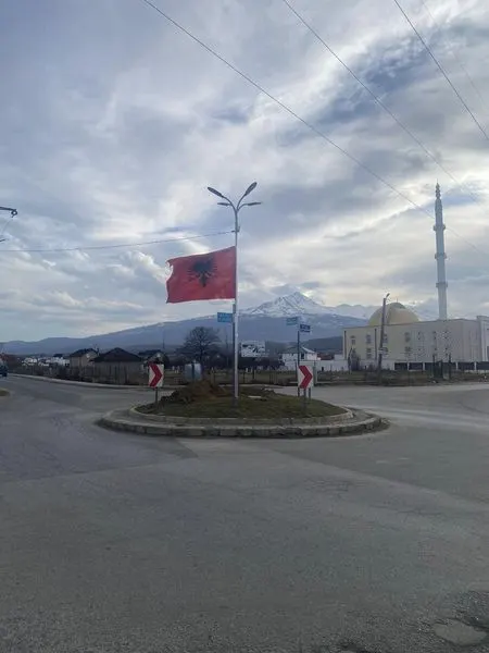 Vendoset Flamuri Kombëtar-Gaçkë.