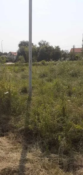 Kositja e barit dhe pastrimi i hapësirës së gjelbërt tek fusha e sportit në fshatin Lloshkobare. 🍀