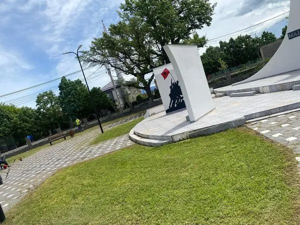 Obelisku "Maja e Lirisë", Qendra e Mjekësisë Familjare🏥, si dhe tek Kopshti i Fëmijëve  në fshatin Greme.