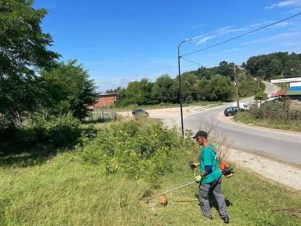 Kositja dhe pastrimi i barit, në hapësirën e gjelbërt para Xhamisë dhe vorrezave në fshatin Rahovicë.