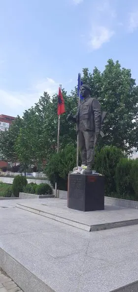 Vendosja e flamujve të rinjë tek Lapidari "Afrim Kalanica". 🇦🇱🇽🇰