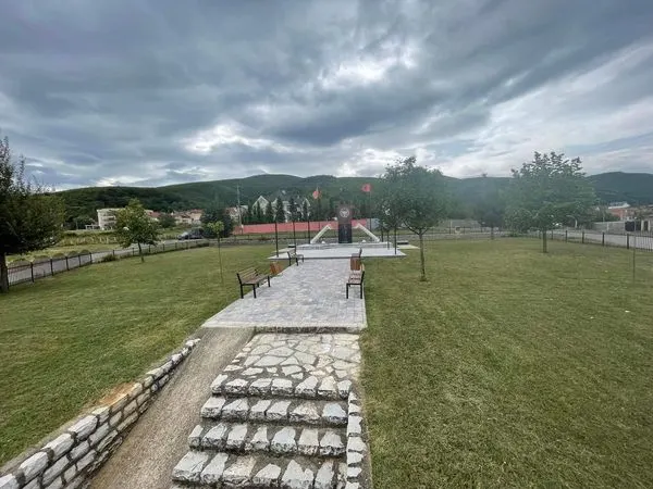 Aktiviteti i radhës në Nerodime, në mirëmbajtjen e hapësirës gjelbruese♻️, pastrimin e kubëzave🧹 dhe patrimin e Lapidarit "Sejdi Sejdiu - Labinoti".