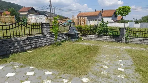 Mirëmbajtja e hapësirave të gjelbërta ,kositja dhe pastrimi i barit tek Obelisku "Maja e Lirisë" në fshatin Greme. 🍀