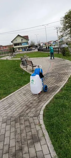 👷🏻‍♂️Punonjësit e hapësirave të gjelbërta🍀 kanë filluar spërkatjen me mjete adekuate për eliminimin e barit 🌱në kubzat e betonit.