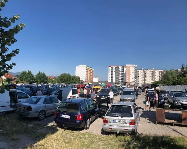 Heqja e mbeturinave dhe mirëmbajtja e hapësirave të tregjeve nga NPL "Ambienti, pas përfundimit të tregut të gjelbërt në fshatin Dardani dhe tregut për shitjen e veturave në Ferizaj.