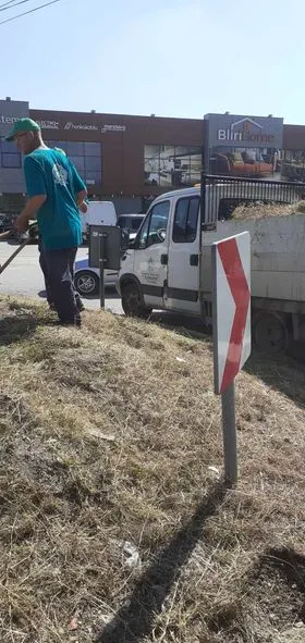 Mirëmbajtja, kositja dhe pastrimi dhe largimi i barit në rrethrrotullimin e automjeteve në përfundimin e rrugës "Vëllezërit Gërvalla".