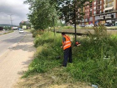 Kositja e barit në hapësirën e gjelbërt në rrugën"Brahim Ademi" afër Sallës së Sportit. 🍀