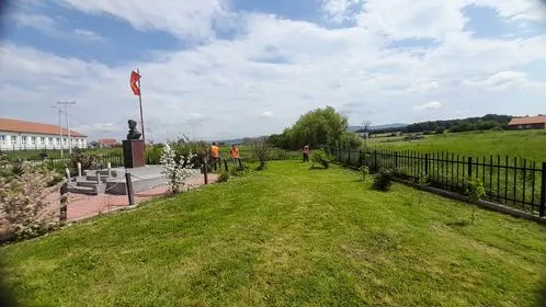 Kositja e barit ,pastrimi  në hapësirën e gjelbërt në fshatin Softaj tek Lapidari "Fatmir Kërçeli". 🌳